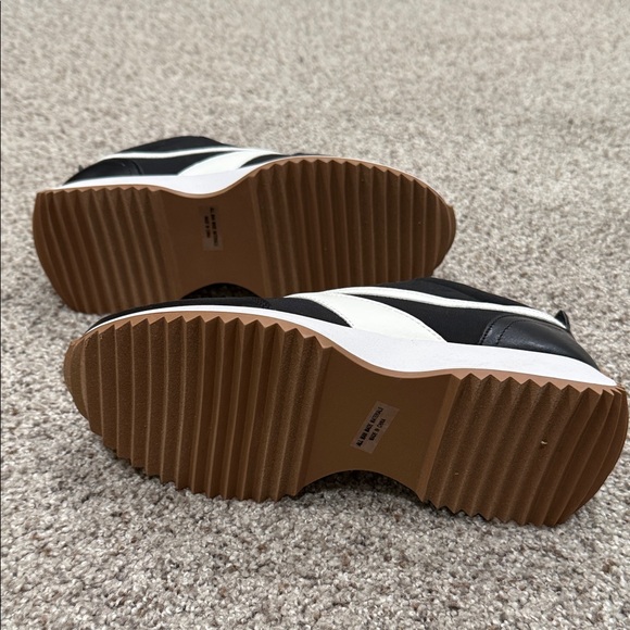 Dolce Vita Sneakers - Picture 4 of 4